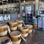 ハルピン 味噌らーめん 雷蔵 - 店内に味噌樽