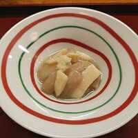 赤坂とゝや魚新 - ずいきとホタテの煮物　ずいきとは芋の茎だそうで、しゃきしゃきとした食感と若干のコリコリ感がとても癖になる。味の担当は出汁とホタテ。