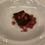 エピセ - ガトーショコラ苺ソースがけ