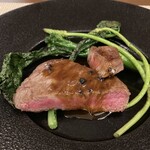 エピセ - 黒毛和牛のロティのトリュフソースとアスパラソバージュ　ケール　ステックセニョール