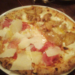 ハーフ＆ハーフ：生ハムとチーズ、ポルチーニ茸とチーズ