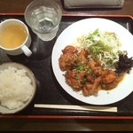 Kafe Ando Kicchin Komekome Shokudou - 日替り700。
      今日は雨模様でいつもの食堂へ。メインは唐揚げ。人気メニューと記載有り。
      多分ボリュームの事かな？
      
      たまたまかもしれないけど、温かい唐揚げが配膳。これはポイントUP！
      味はいつも通りだけど、久々に手作り感があり満足度を得ました。
      
      ここ数日秋の気配を感じ、すこーしおでんや鍋を食したい気分になって来ました！
      まあ、ラーメンが1番イイですがσ(^_^