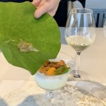 VANKA - ウニとトウモロコシのムース、伝統野菜ジュンサイが滑り落ちる