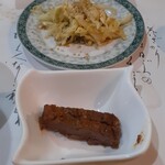 趙の飲茶 888 - キャベツのナムル、お肉?