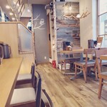 らーめん北の大地 - カウンターとテーブル席