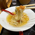 超純水採麺 天国屋 - 冷たい「背黒片口鰯煮干し」のスープに南高梅と大葉ですから、美味いのは間違いないです