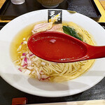 超純水採麺 天国屋 - 「背黒片口鰯煮干し」の出汁を味わいたくて、敢えて塩味にしましたが、期待通り魚介出汁の淡麗系を作らせたらピカイチの佐々木店主らしい素晴らしい味