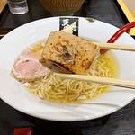 超純水採麺 天国屋 - 鶏モモ肉ローストに自家製ポン酢わさびを付けていただきます