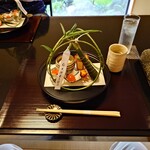 雅味 近どう - 予約されていたメニューは

●会席料理　美風（びふう）　11,000円　となる

▷前菜（八寸）

笹細工❔️の飾りには
『蘇民将来子孫』と書かれた札が吊るされていた