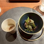 cenci - 菜花蛍鳥賊米すじ青のり蕎麦。　(蕎麦茶と昆布出汁のスープ、ホタルイカには高菜で作ったタカナードを使用)