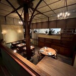 cenci - 木の温もりを感じる店内、煉瓦との組み合わせも温かみを感じます。