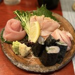 鶏料理・焼きとり　纜 - 念願の鳥刺し、この艶やかさを見てほしい。内臓系の肝、砂肝は売り切れ。うーん残念…