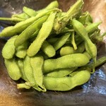 鶏料理・焼きとり　纜 - 枝豆 味が濃いねー。枝付き。コレがイイねー。