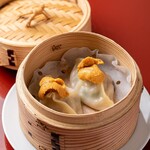 点心酒場サカホン - 名物！餃籠包　生雲丹まみれ