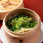 点心酒場サカホン - 名物！餃籠包　ネギまみれ