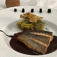 デュ・ヴァン・ハッシシ - イサキと赤ワインソースとアーティチョーク煮込み