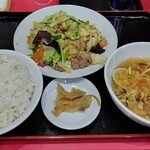 珍來 - 料理写真:肉野菜炒め(670円)＋定食セット(ライス大盛り)(380円)