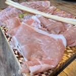 Osteria IL VIAGGIO - 生ハムとサラミの盛り合わせ、盛りがよくてお皿にもこだわりが。