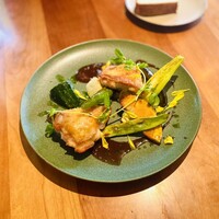 アンブレイス - 但馬鶏のソテー ザクロと実山椒のソース