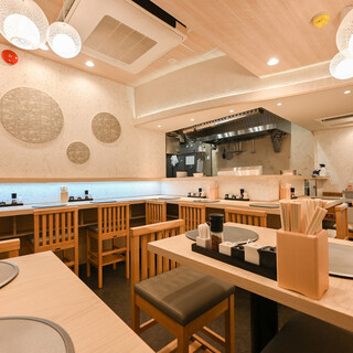 明るくやさしい木の空間。気軽に立ち寄れるラーメン店