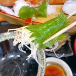 ゆうまん丸食堂 - 醤油をつけた大葉で大根のつまを包んでいただくと美味