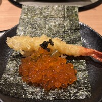 京橋 天冨良と鮨 いしい - 海老天とイクラの海苔巻き　