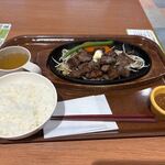 うえすたん - 料理写真:暫く席で待つとベルがなって注文した150gサイコロステーキのセット1550円の出来上がりです。