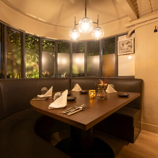 アーチ状に配置されたソファー席でゆったりと。接待にも最適なプライベート空間