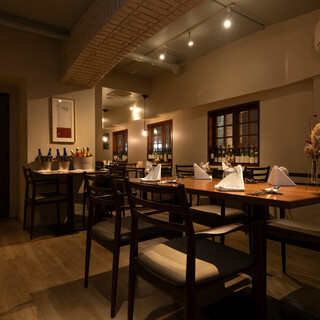 喧騒から離れた北欧のダイニングをイメージした店内