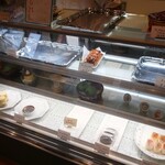 お菓子工房 ファヴリット - ショーケースの様子。