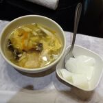 逸品火鍋 四季海岸 - 豚肉と胡瓜、玉子の炒め980円（ランチは、ご飯、味玉、惣菜ほか、食べ放題）