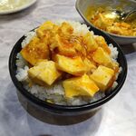 逸品火鍋 四季海岸 - 豚肉と胡瓜、玉子の炒め980円（ランチは、ご飯、味玉、惣菜ほか、食べ放題）