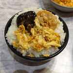 逸品火鍋 四季海岸 - 豚肉と胡瓜、玉子の炒め980円（ランチは、ご飯、味玉、惣菜ほか、食べ放題）