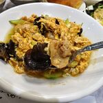 逸品火鍋 四季海岸 - 豚肉と胡瓜、玉子の炒め980円（ランチは、ご飯、味玉、惣菜ほか、食べ放題）