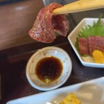 近江肉せんなり亭 伽羅 - 肉だぁ〜❣️ 2
      お肉の刺身? とろけた❣️