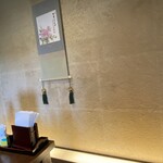 近江肉せんなり亭 伽羅 - 間接照明、
      夜の席も幻想的なんかな