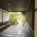 近江肉せんなり亭 伽羅 - 石畳にきちんと打ち水されて
      　　さすが百名店さん
      “夏のおもてなし”で心躍りました
      　　素敵なエントランス♡です