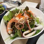山与し鮨 - セットの海鮮サラダですが、海鮮がホントに美味しい♪