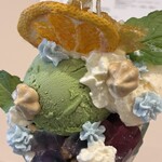Art Gallery Cafe 茶々華 - ドライオレンジ、オランジェット、抹茶アイス、バニラアイス、フレッシュクリーム、メレンゲクッキー、バタフライピーゼリー、ミント、抹茶入りグラノーラ、ライスパフ
