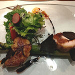 ビストロ　アギャット - フォアグラのポアレ　バロンティーヌ　バルサミコソース　山形グリーンアスパラと有機野菜のサラダ