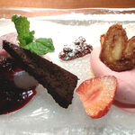 ビストロ　アギャット - ブルーベリーとホワイトチョコレートのムース　あまおうのアイスクリーム