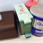 海老そば まるは - 卓上。ニンニクなど