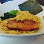 海老そば まるは - 麺はこんな感じ。菜っ葉は小松菜