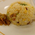 味の古久家 - チャーハンアップ、付け合わせのザーサイも美味しい！