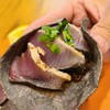 HOT ISLAND - ①鰹のタコス【2つ】(税込1,210円)
青玉蜀黍の生地玉をハンドプレスした手作りの軟らかくしっとりとしたトルティーヤ、烏賊墨ではないですよ
鰹は綺麗に血抜きされており、かなり臭みを抑えてあります