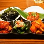 炭火焼肉・韓国料理 KollaBo - 2014.9 キムチ盛り（780円）、チャンジャ（480円）、韓国海苔（サービス）