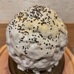 京かき氷 つみき - とろとろの黒ゴママスカルクリームに黒ごまときなこがぱらぱら～！