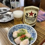 立呑み処 入部酒店 - 赤星大瓶とフグの白子