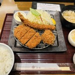 とんかつ まい泉 - 季節のメニュー、エビフライとホタテフライとカツ（ヒレまたはロース）の組み合わせ。汁物は豚汁に変更した。