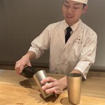 御料理 ふじ田 - ビールを注いでくれます